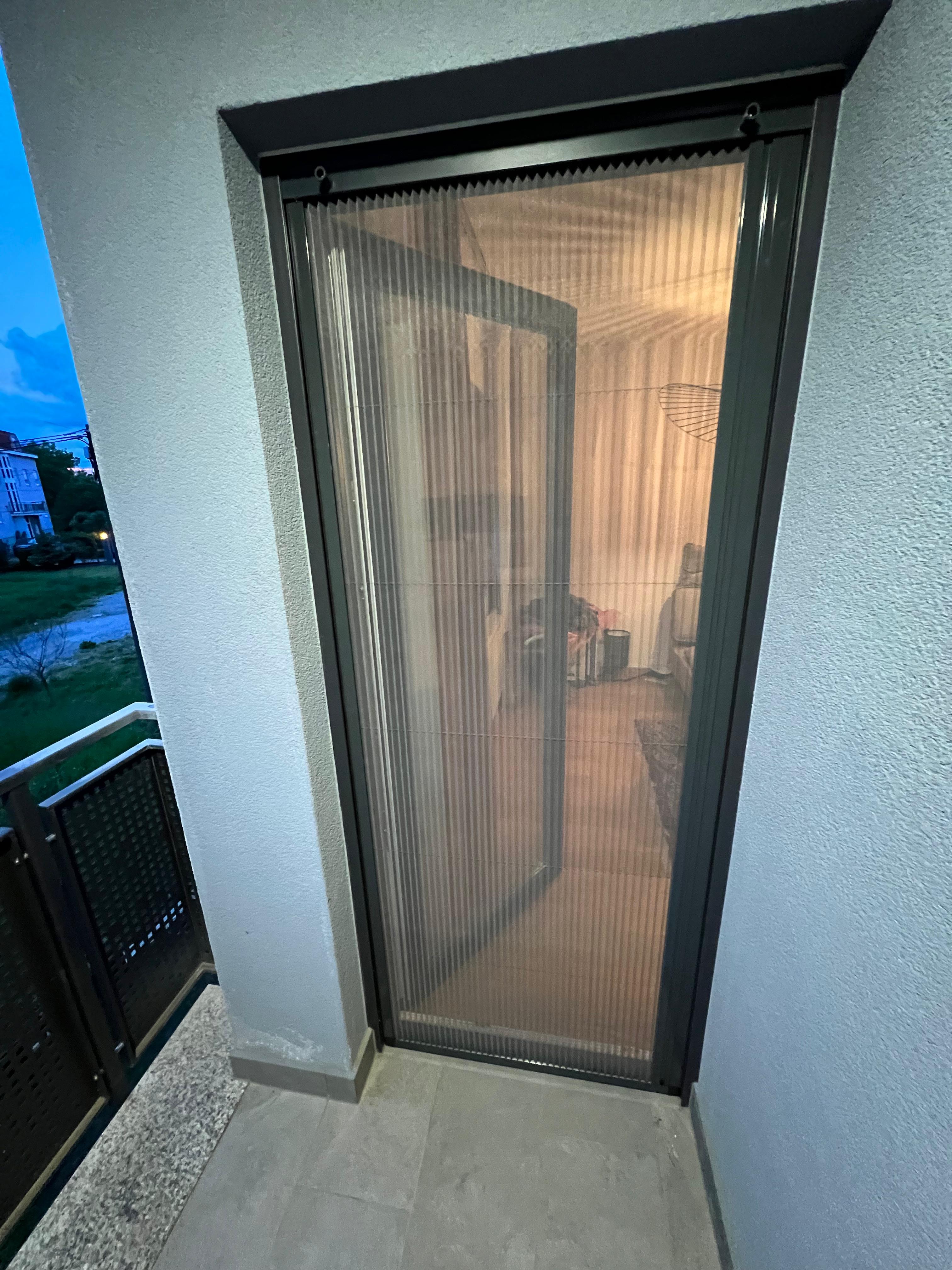 Plise komarnik - horizontalno