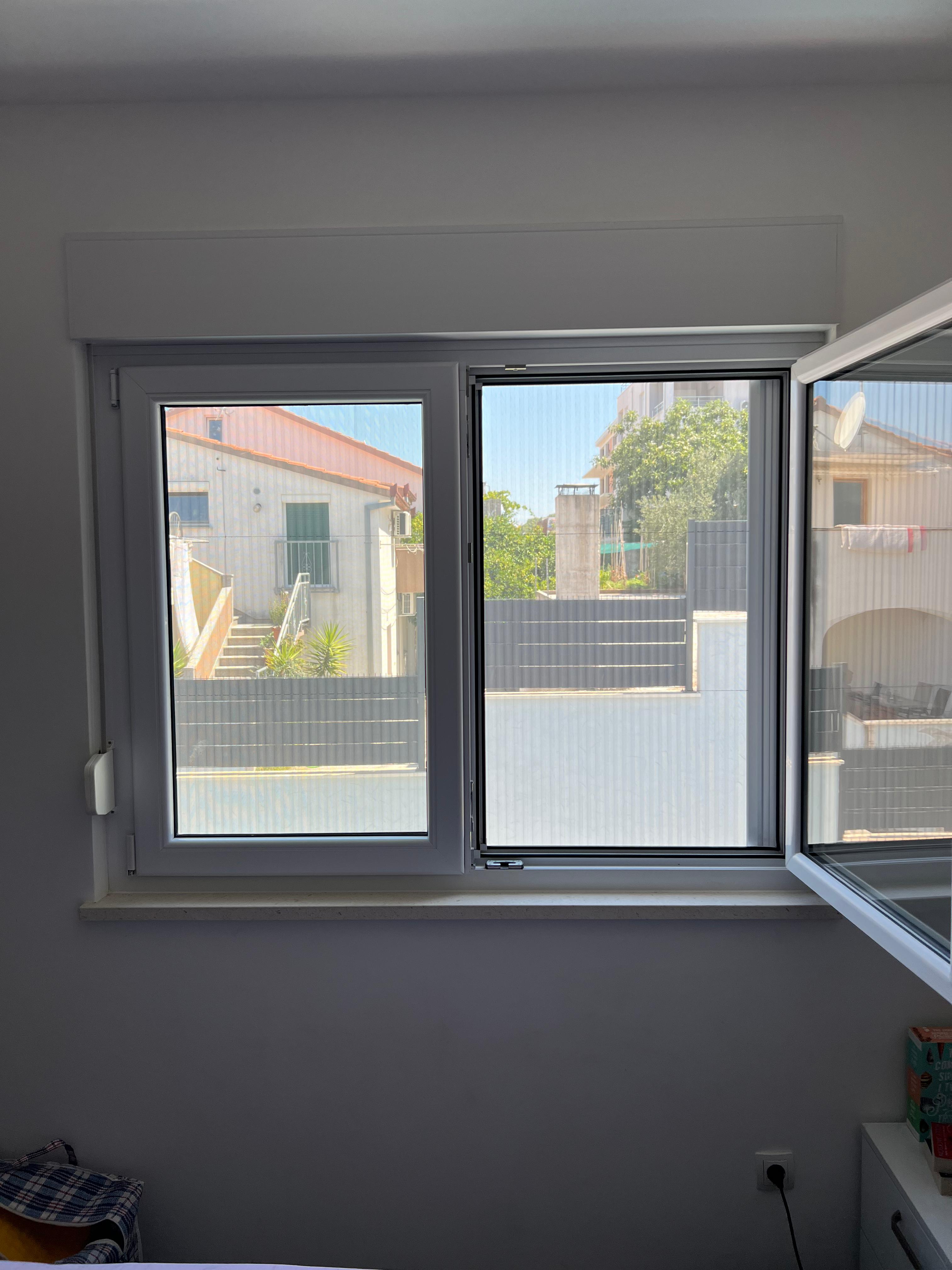 Plise komarnik - smeđa boja