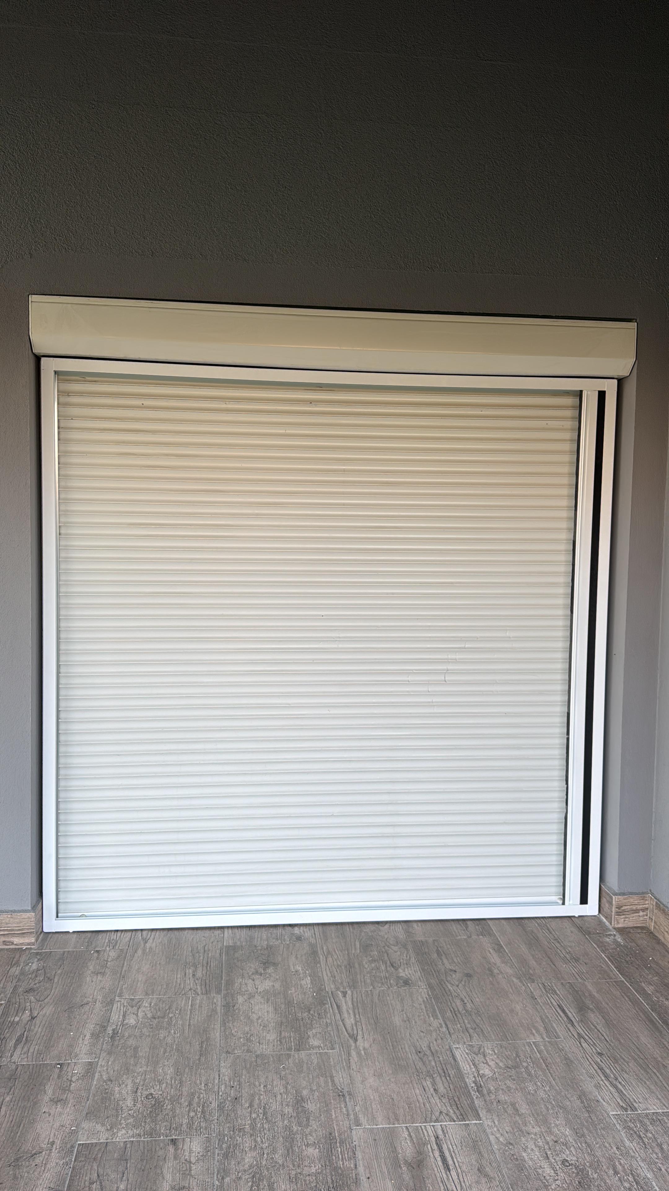 Plise komarnik - detalj