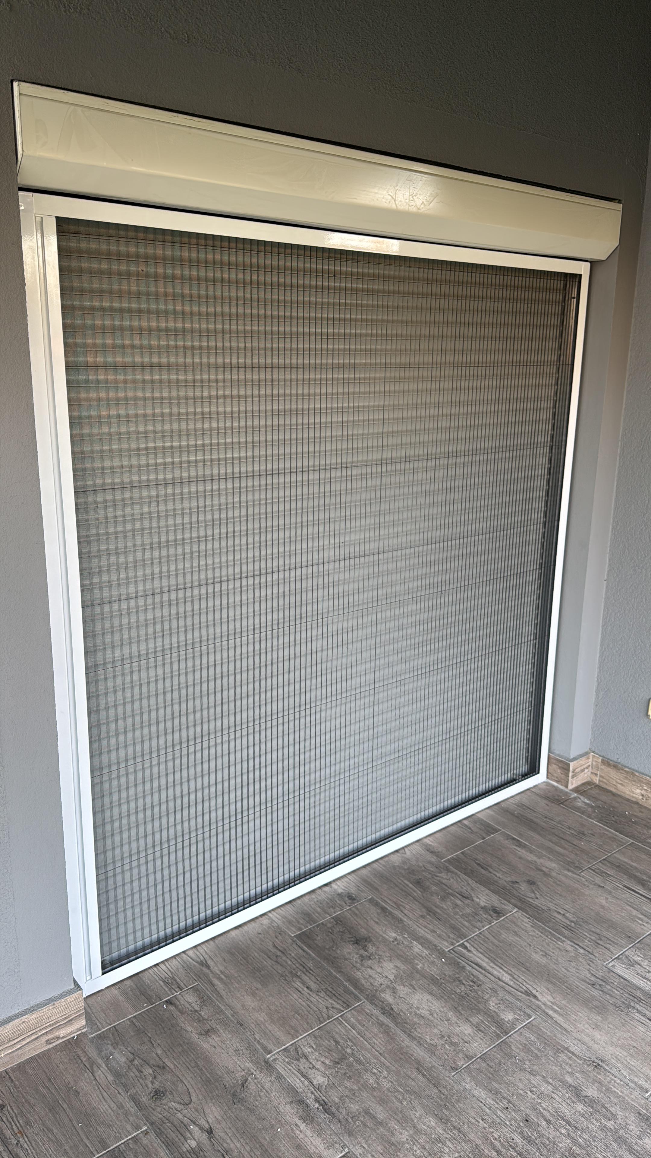 Plise komarnik - crna boja